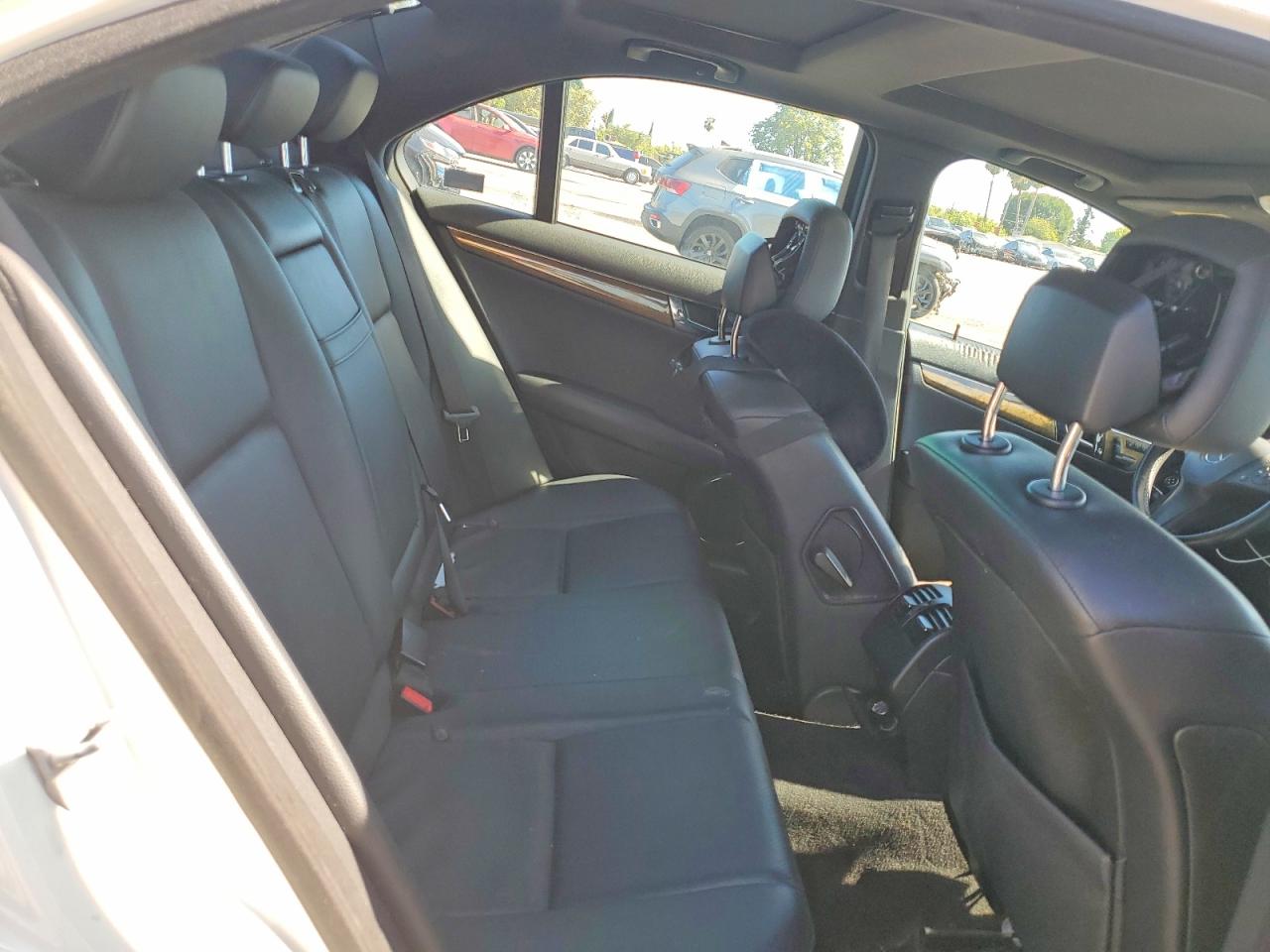2009 Mercedes-benz C 350 White vin: WDDGF56X29F209562