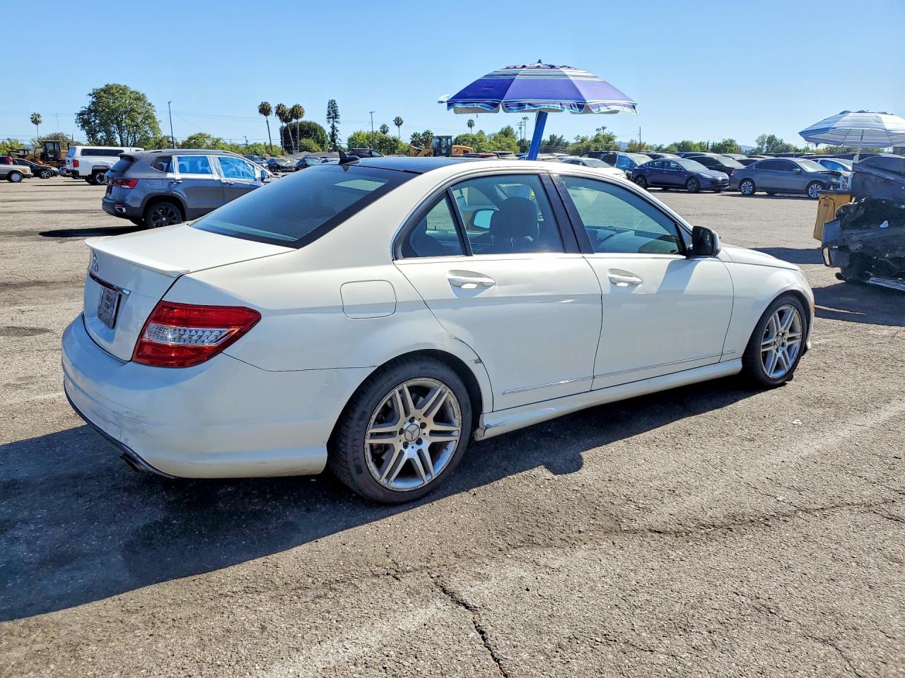 2009 Mercedes-benz C 350 White vin: WDDGF56X29F209562