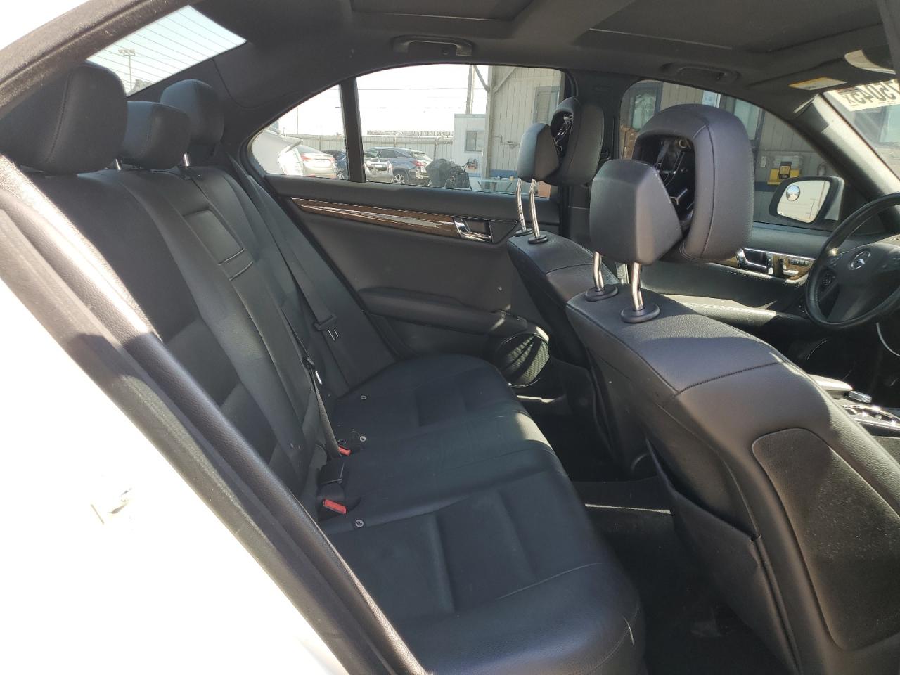 2009 Mercedes-benz C 350 Белый vin: WDDGF56X69F213095