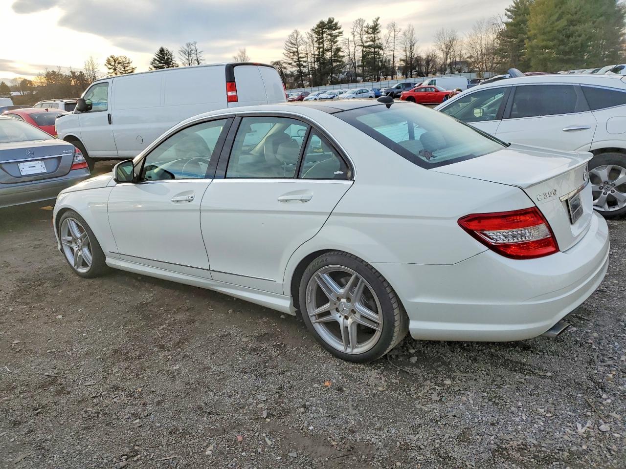 2009 Mercedes-benz C 350 White vin: WDDGF56X89R053820
