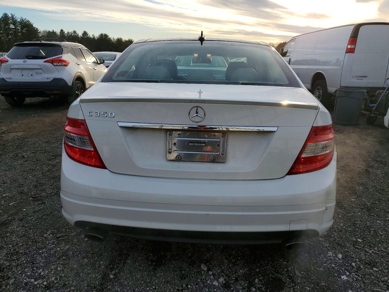 2009 Mercedes-benz C 350 White vin: WDDGF56X89R053820
