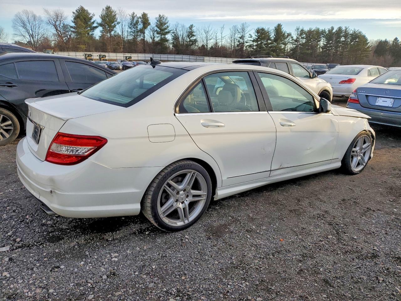 2009 Mercedes-benz C 350 White vin: WDDGF56X89R053820