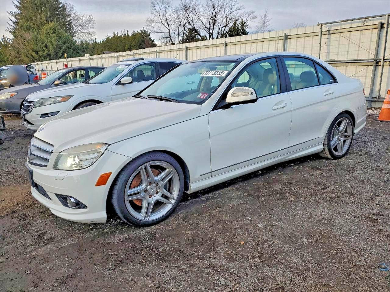 2009 Mercedes-benz C 350 White vin: WDDGF56X89R053820