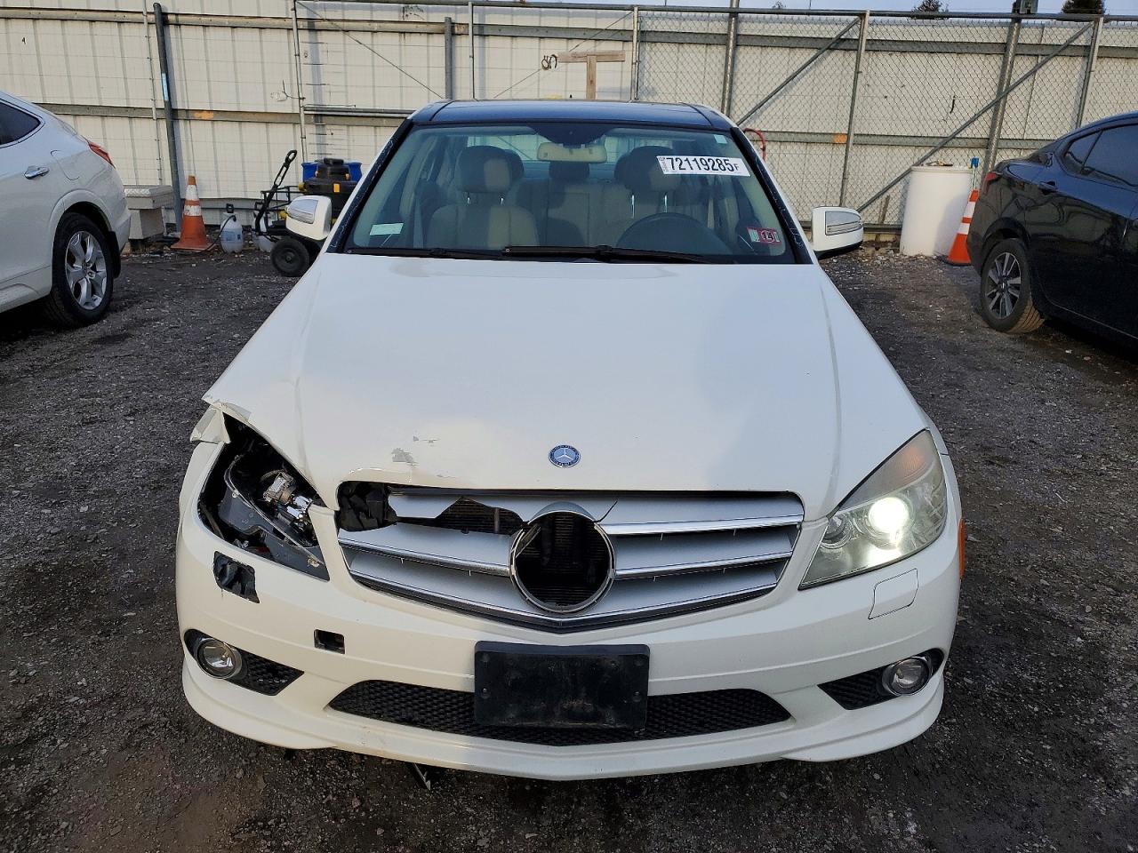 2009 Mercedes-benz C 350 White vin: WDDGF56X89R053820