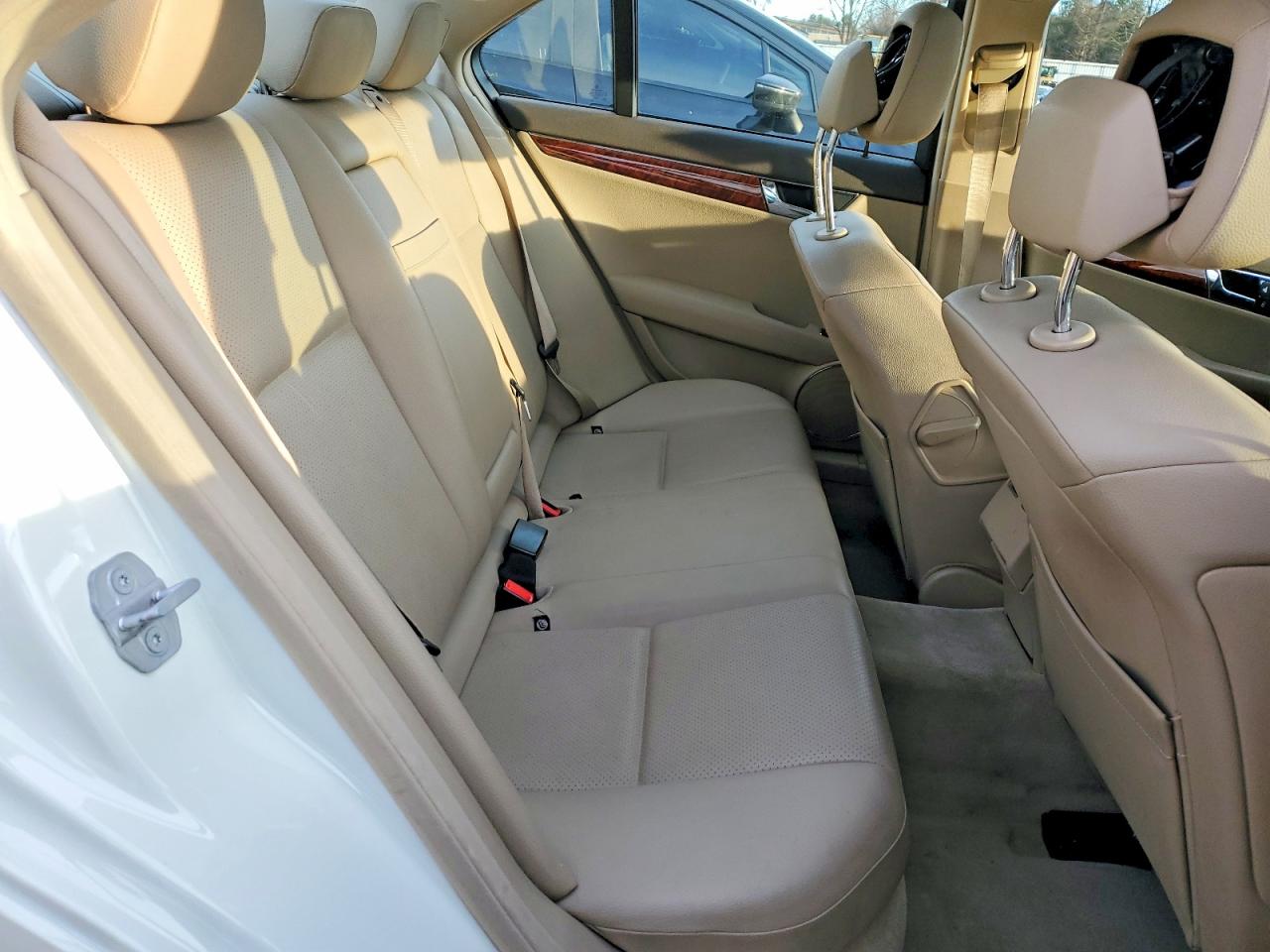 2009 Mercedes-benz C 350 White vin: WDDGF56X89R053820