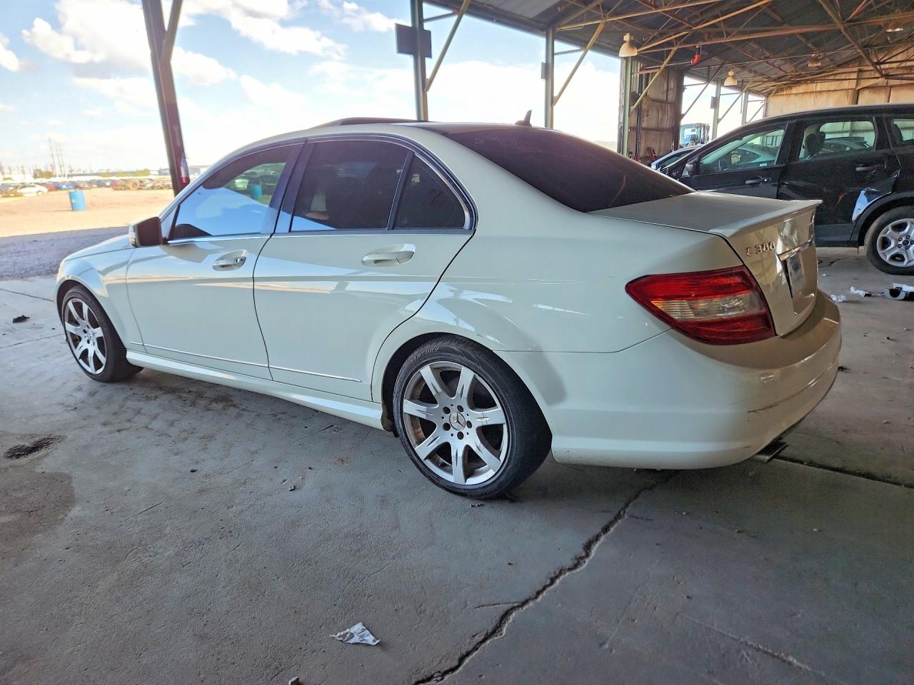 2010 Mercedes-benz C 300 White vin: WDDGF5EB0AR098258