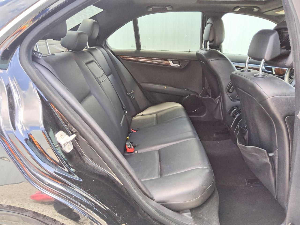 2010 Mercedes-benz C 300 Черный vin: WDDGF5EB0AR100641