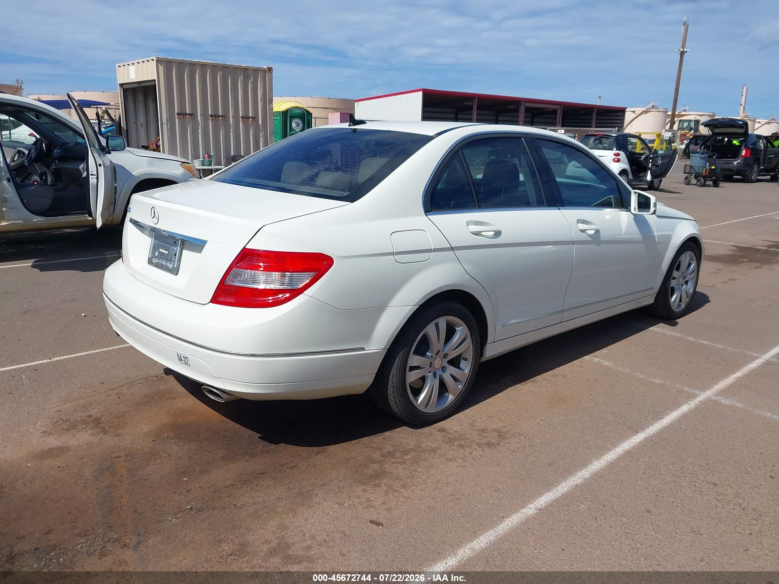 2010 Mercedes-benz C 300 Luxury White vin: WDDGF5EB0AR131209