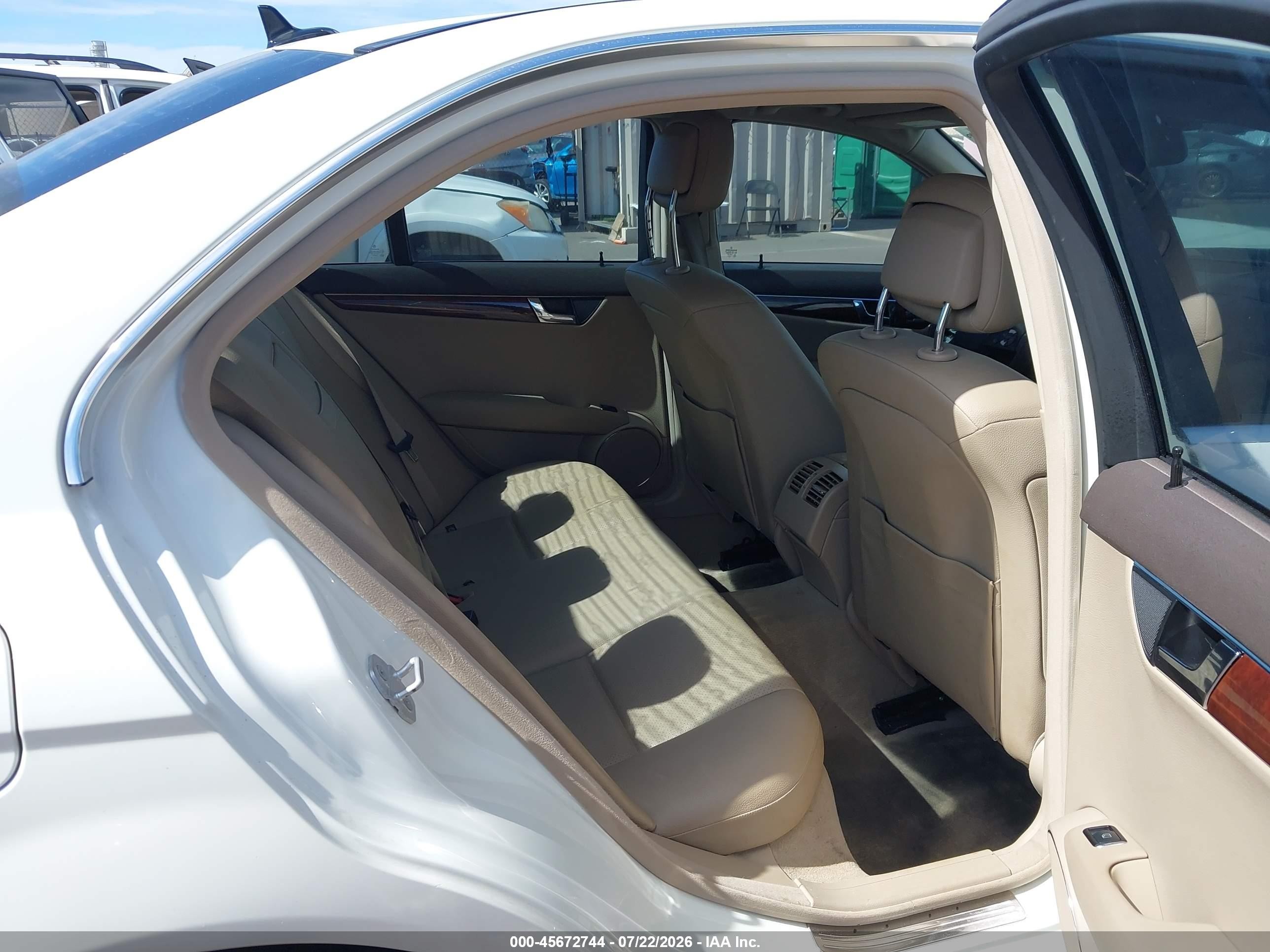 2010 Mercedes-benz C 300 Luxury White vin: WDDGF5EB0AR131209