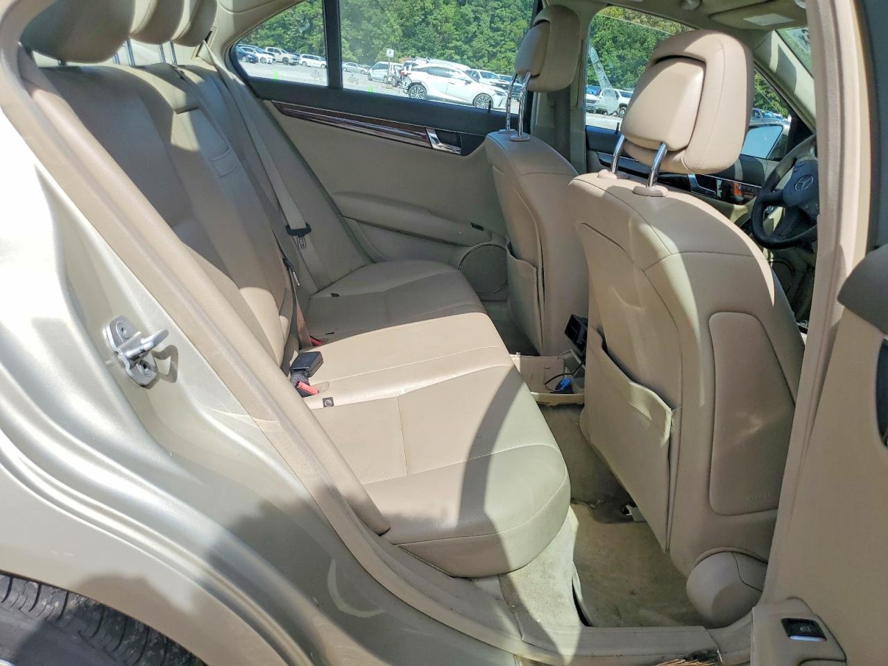 2011 Mercedes-benz C 300 Желто-коричневый vin: WDDGF5EB0BA471038