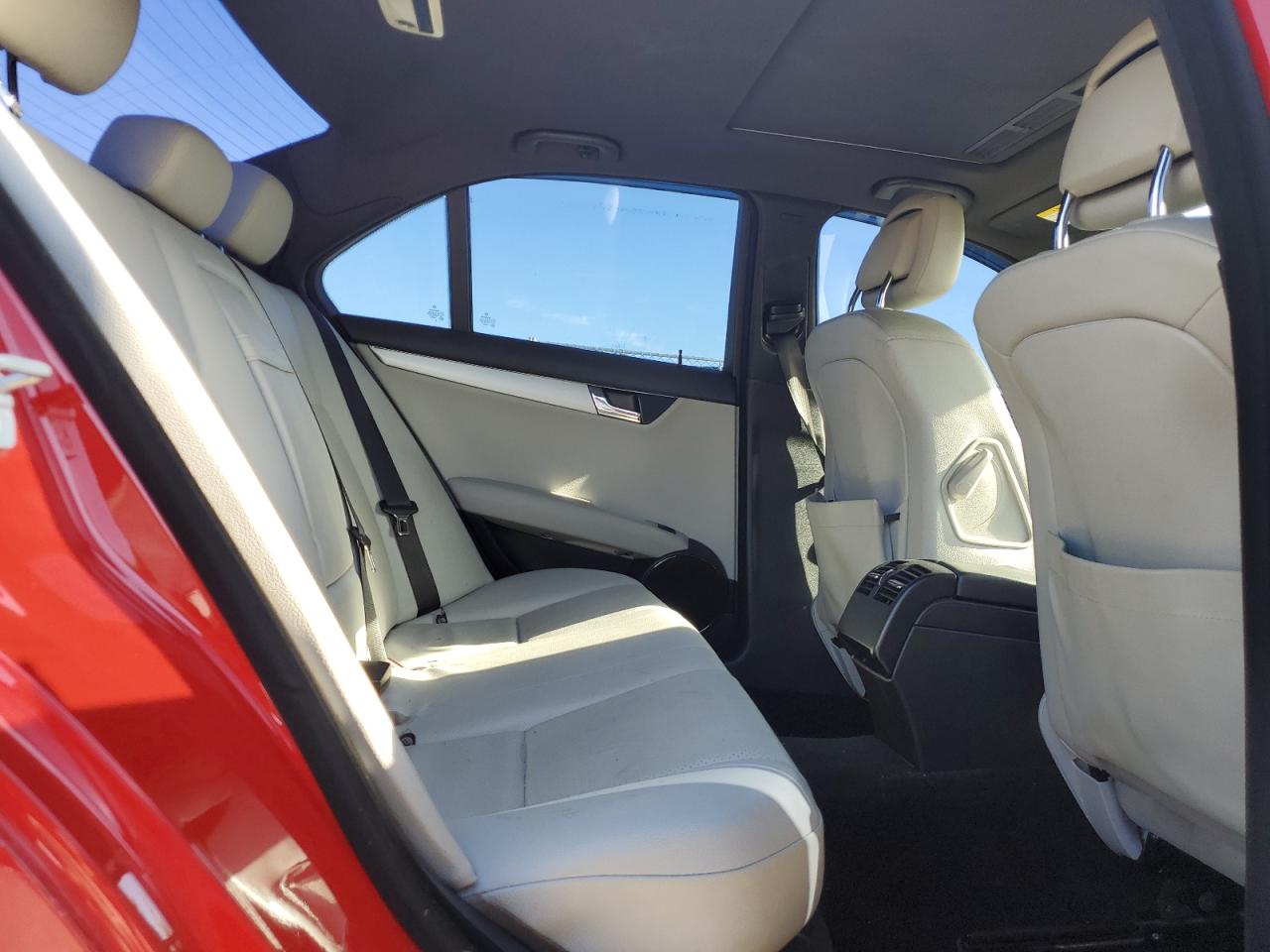 2011 Mercedes-benz C 300 Red vin: WDDGF5EB0BA523252