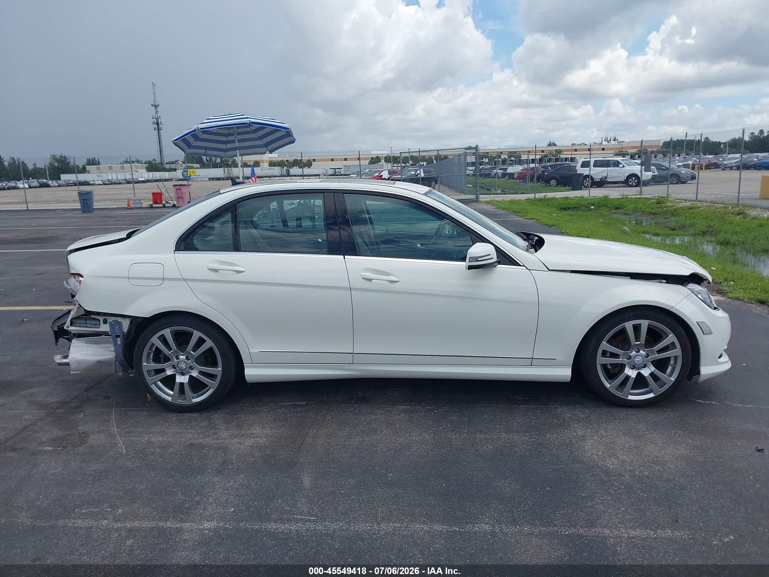 2011 Mercedes-benz C 300 Luxury/sport White vin: WDDGF5EB0BF656208