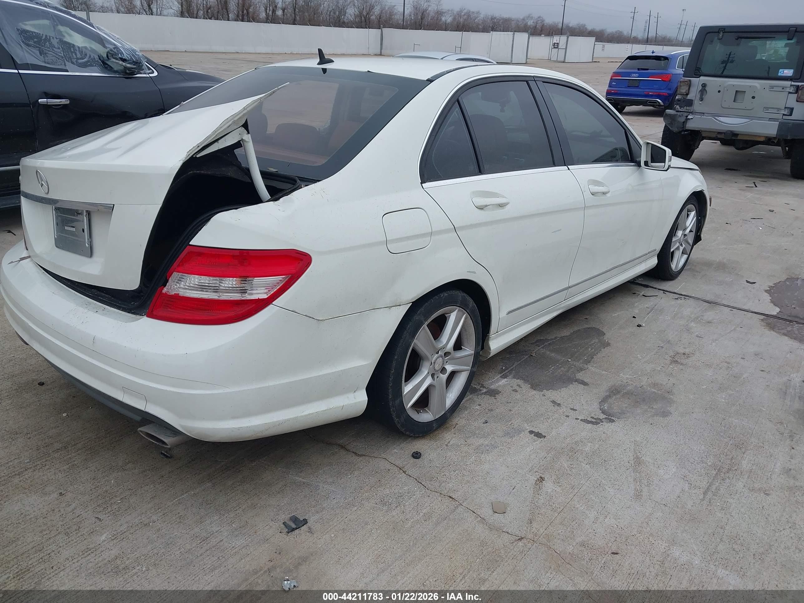 2011 Mercedes-benz C 300 Sport White vin: WDDGF5EB0BR160761