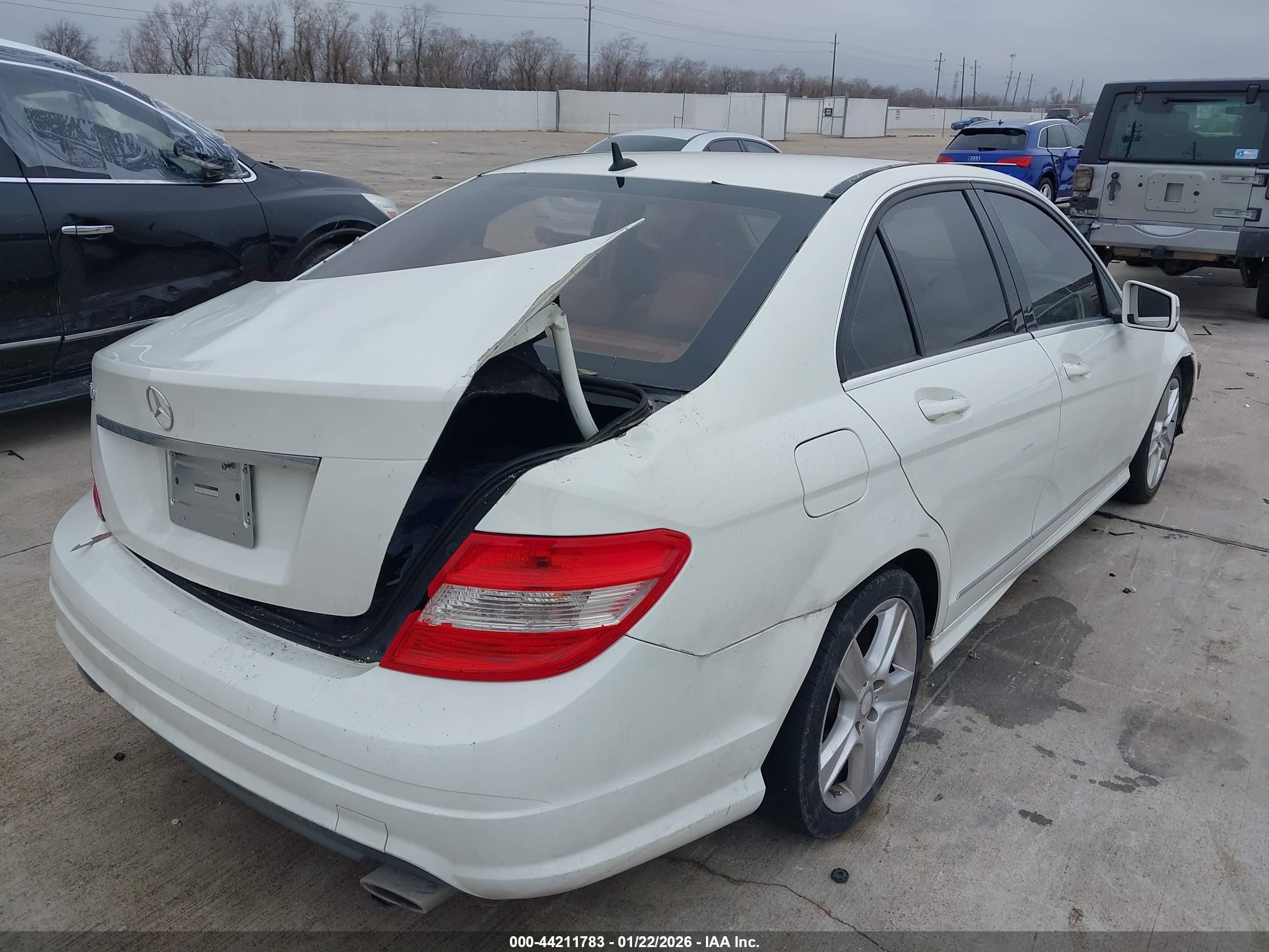 2011 Mercedes-benz C 300 Sport White vin: WDDGF5EB0BR160761