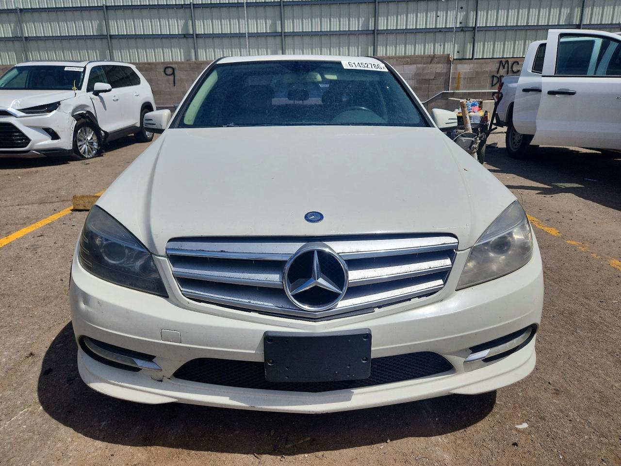 2011 Mercedes-benz C 300 Белый vin: WDDGF5EB0BR172893