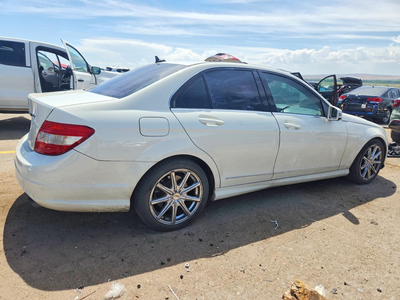 2011 Mercedes-benz C 300 Белый vin: WDDGF5EB0BR172893