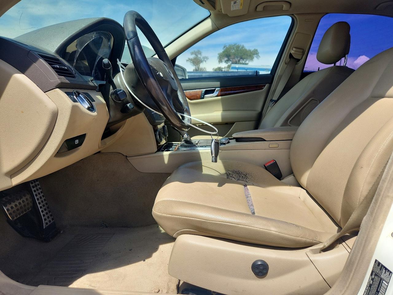 2011 Mercedes-benz C 300 Белый vin: WDDGF5EB0BR172893