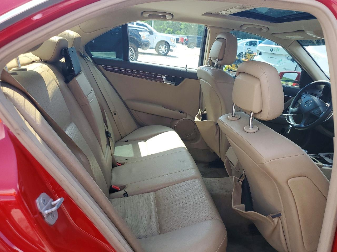 2010 Mercedes-benz C 300 Красный vin: WDDGF5EB1AF434050
