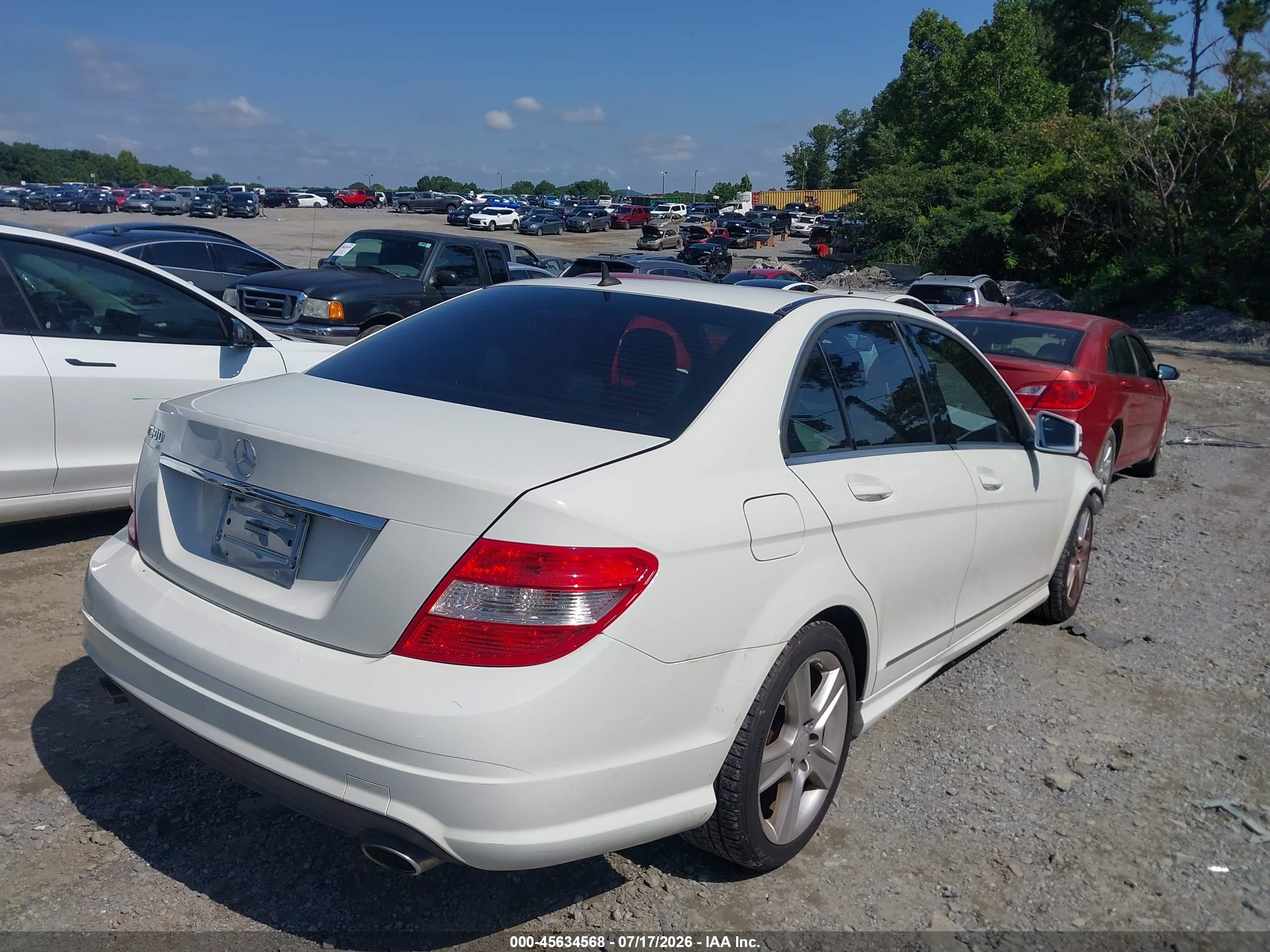 2011 Mercedes-benz C 300 Luxury/sport Белый vin: WDDGF5EB1BA453275