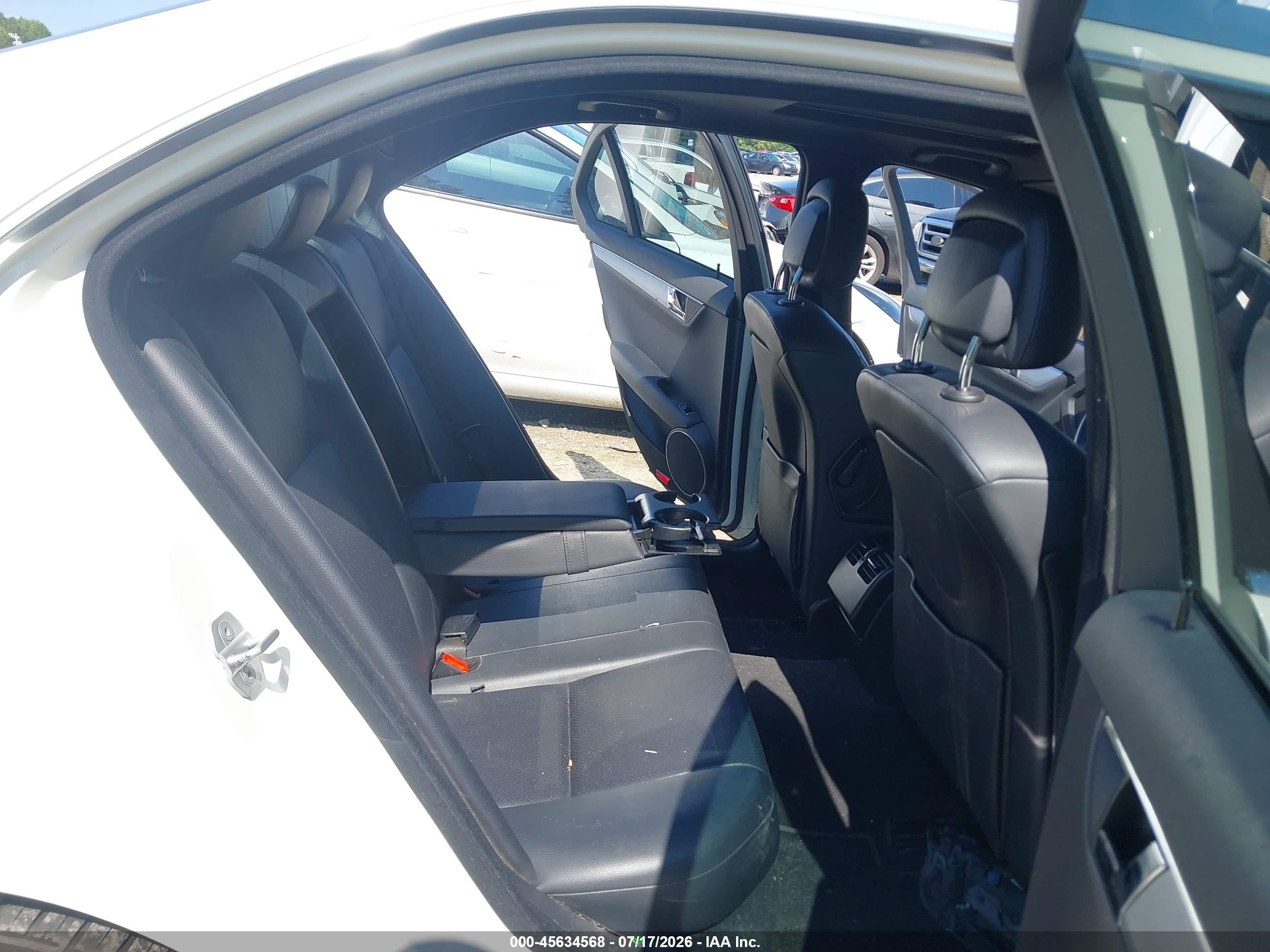 2011 Mercedes-benz C 300 Luxury/sport Белый vin: WDDGF5EB1BA453275