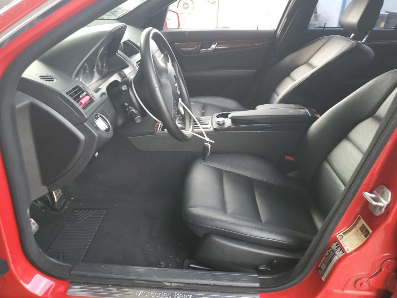 2011 Mercedes-benz C 300 Красный vin: WDDGF5EB1BA456659