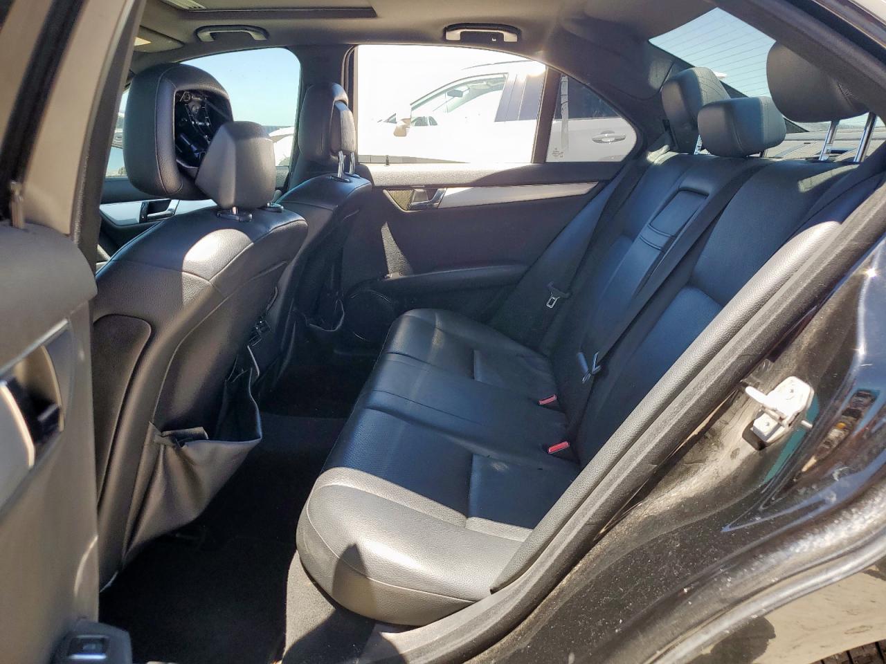 2011 Mercedes-benz C 300 Черный vin: WDDGF5EB1BA474336
