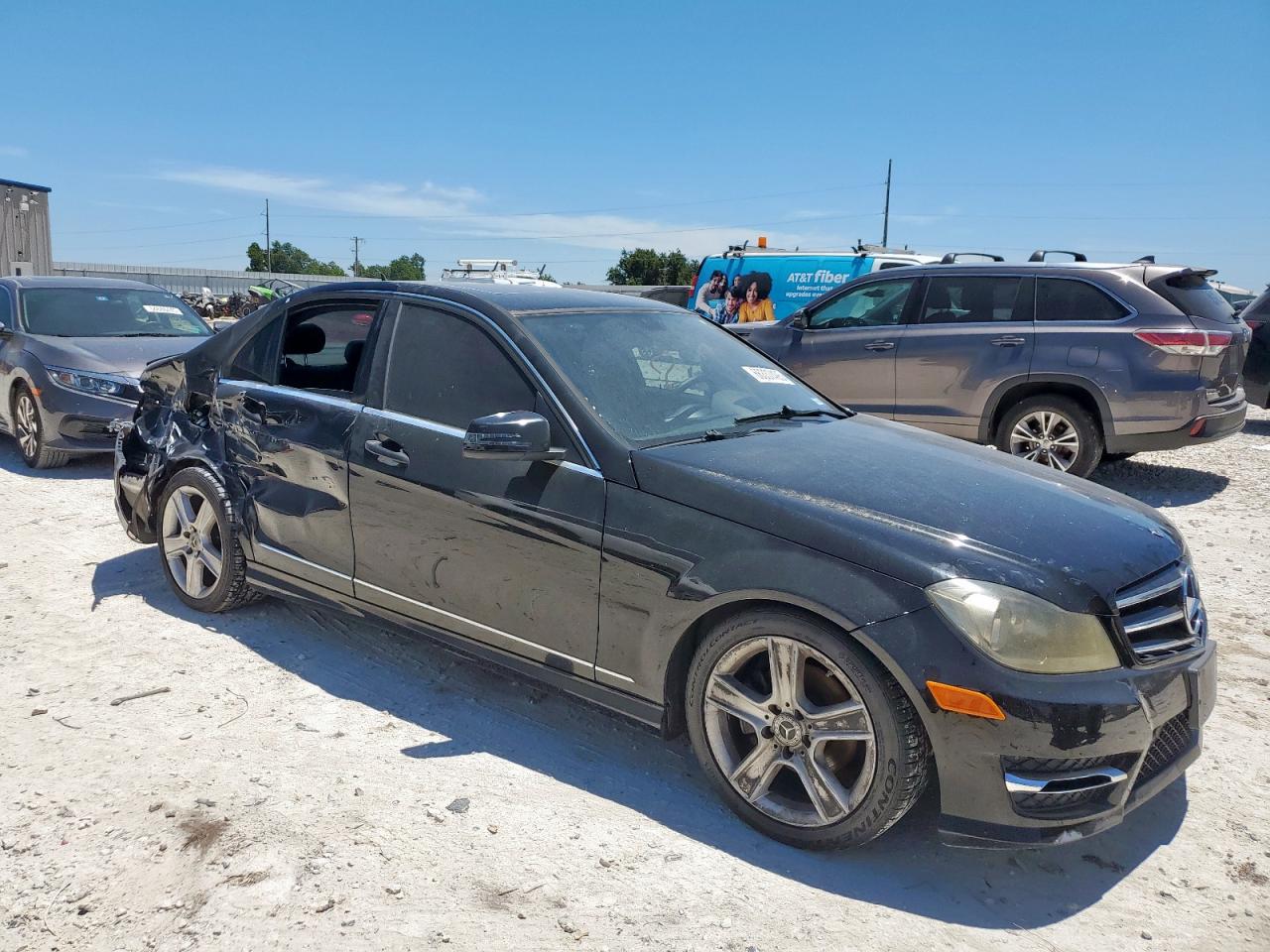 2011 Mercedes-benz C 300 Черный vin: WDDGF5EB1BA474336