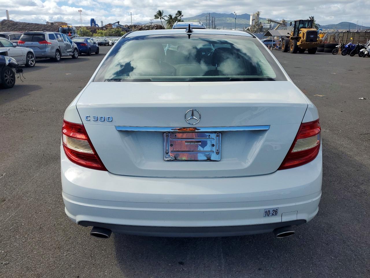 2011 Mercedes-benz C 300 White vin: WDDGF5EB1BA510848