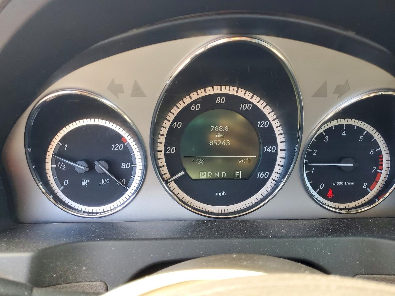 2011 Mercedes-benz C 300 White vin: WDDGF5EB1BA510848