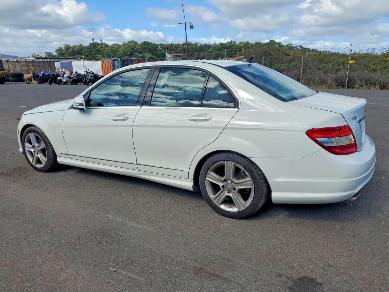 2011 Mercedes-benz C 300 White vin: WDDGF5EB1BA510848