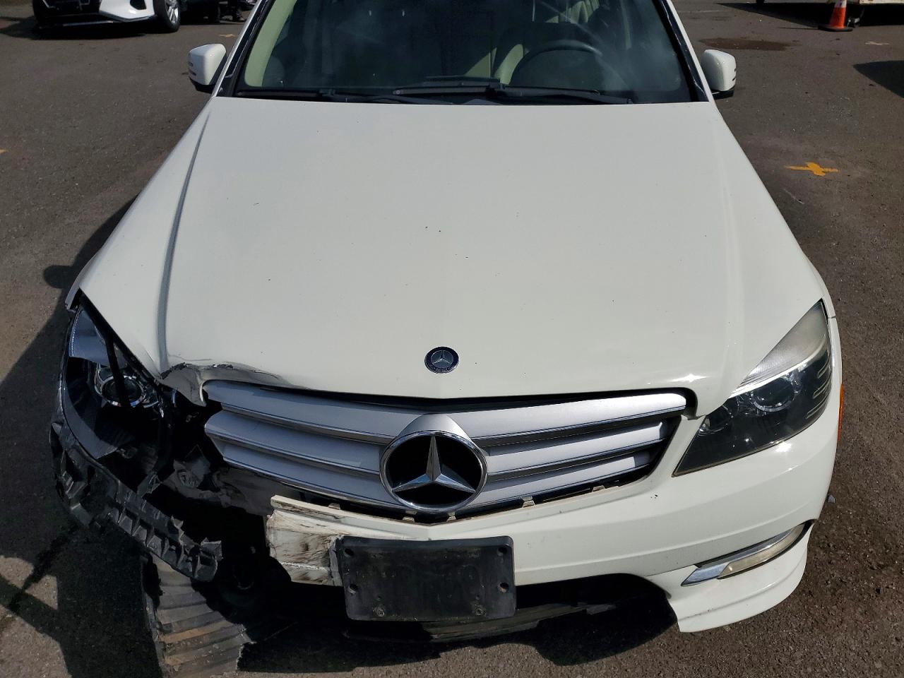 2011 Mercedes-benz C 300 White vin: WDDGF5EB1BA510848