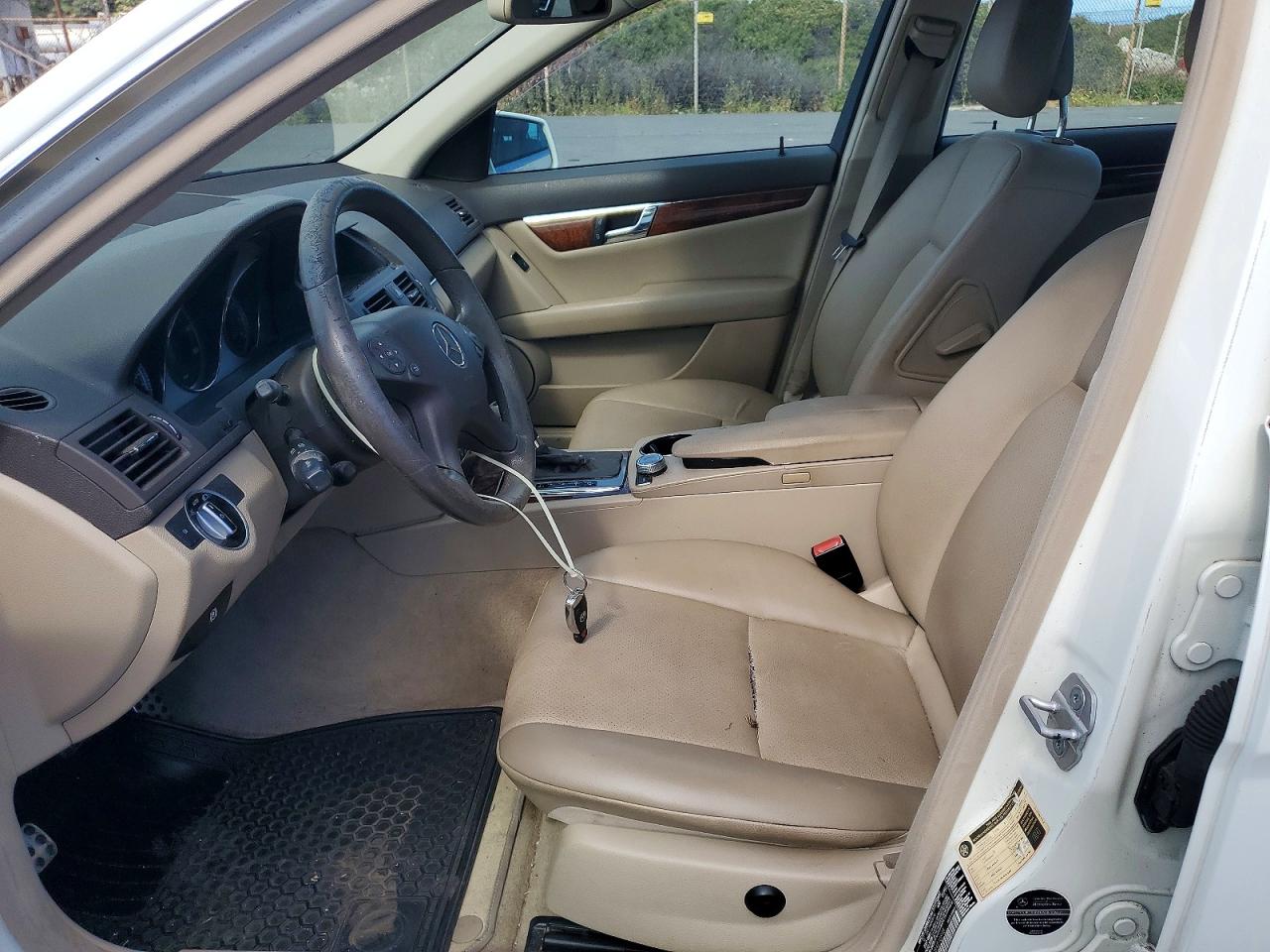 2011 Mercedes-benz C 300 White vin: WDDGF5EB1BA510848