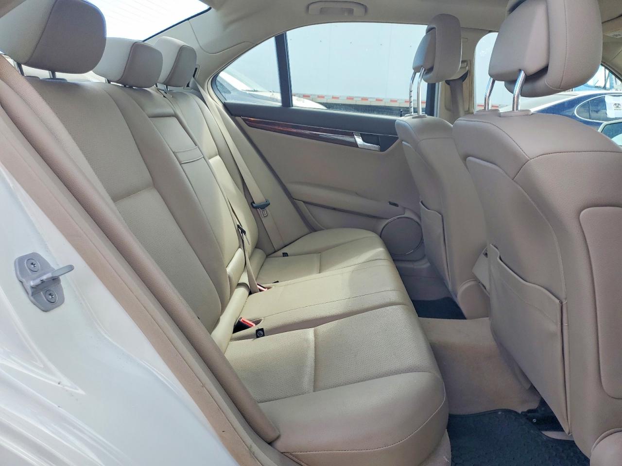 2011 Mercedes-benz C 300 White vin: WDDGF5EB1BA510848
