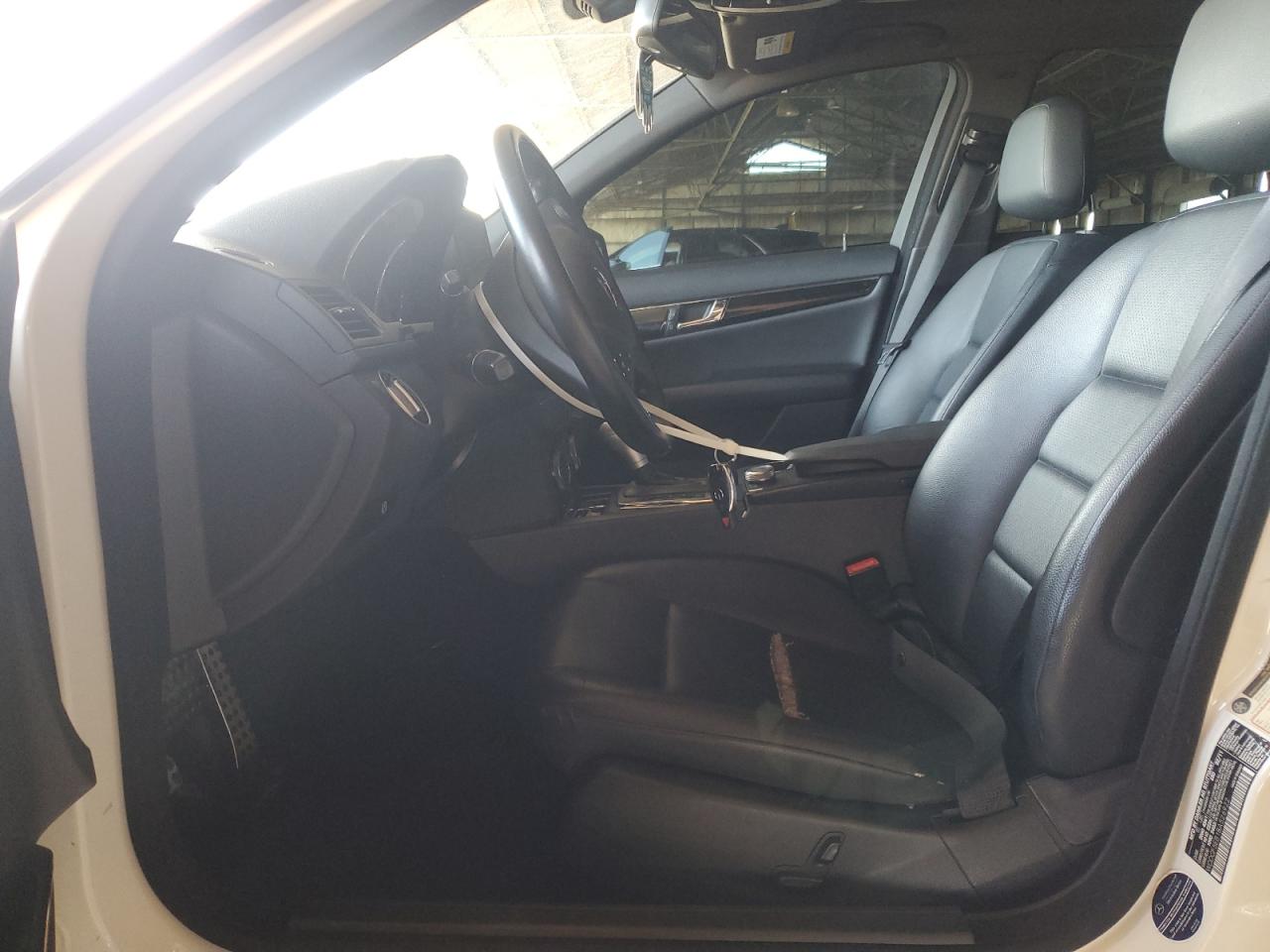 2011 Mercedes-benz C 300 Белый vin: WDDGF5EB1BA526922