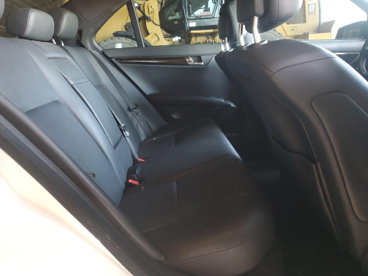 2011 Mercedes-benz C 300 Белый vin: WDDGF5EB1BA526922