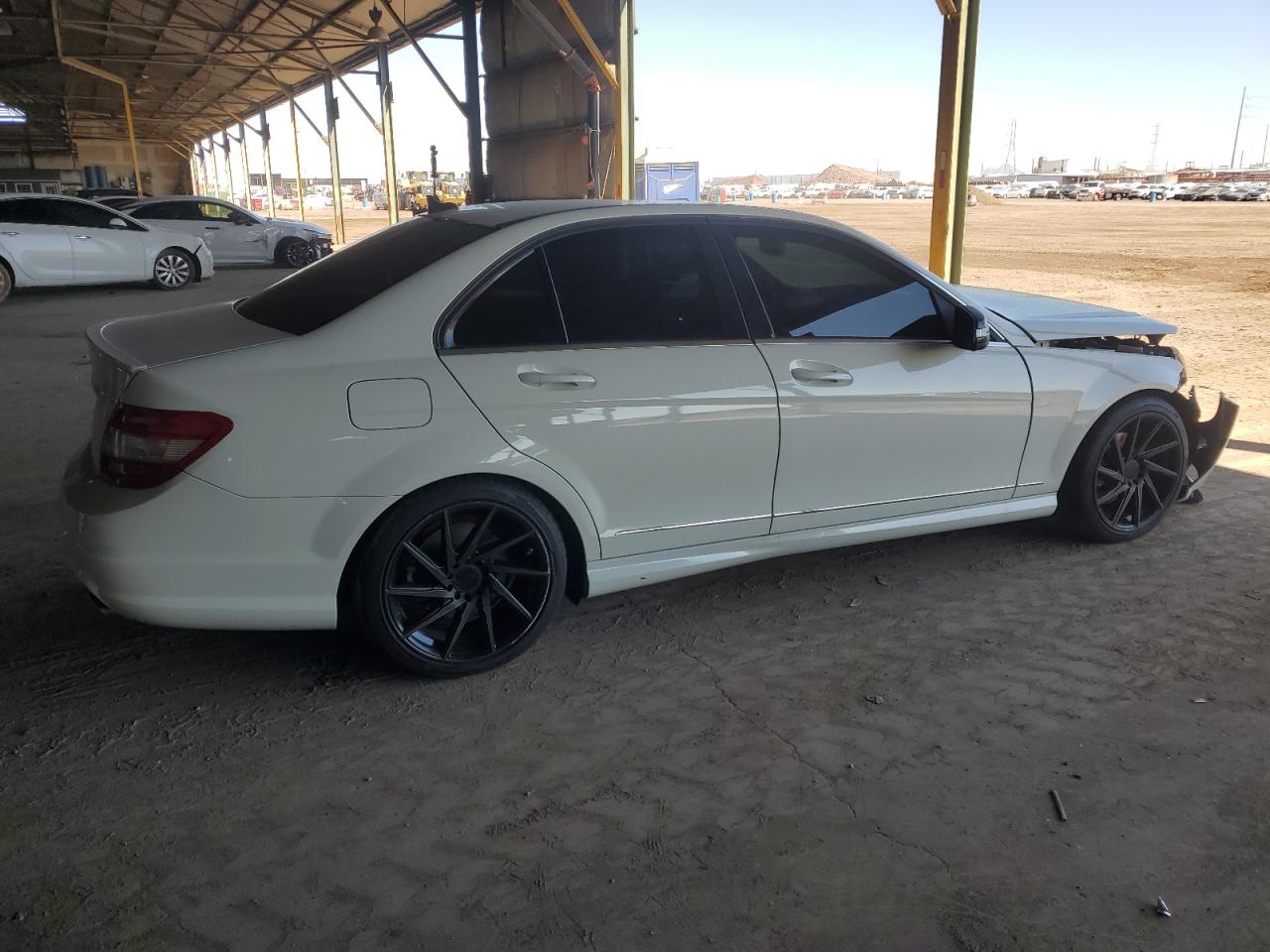 2011 Mercedes-benz C 300 Белый vin: WDDGF5EB1BA526922