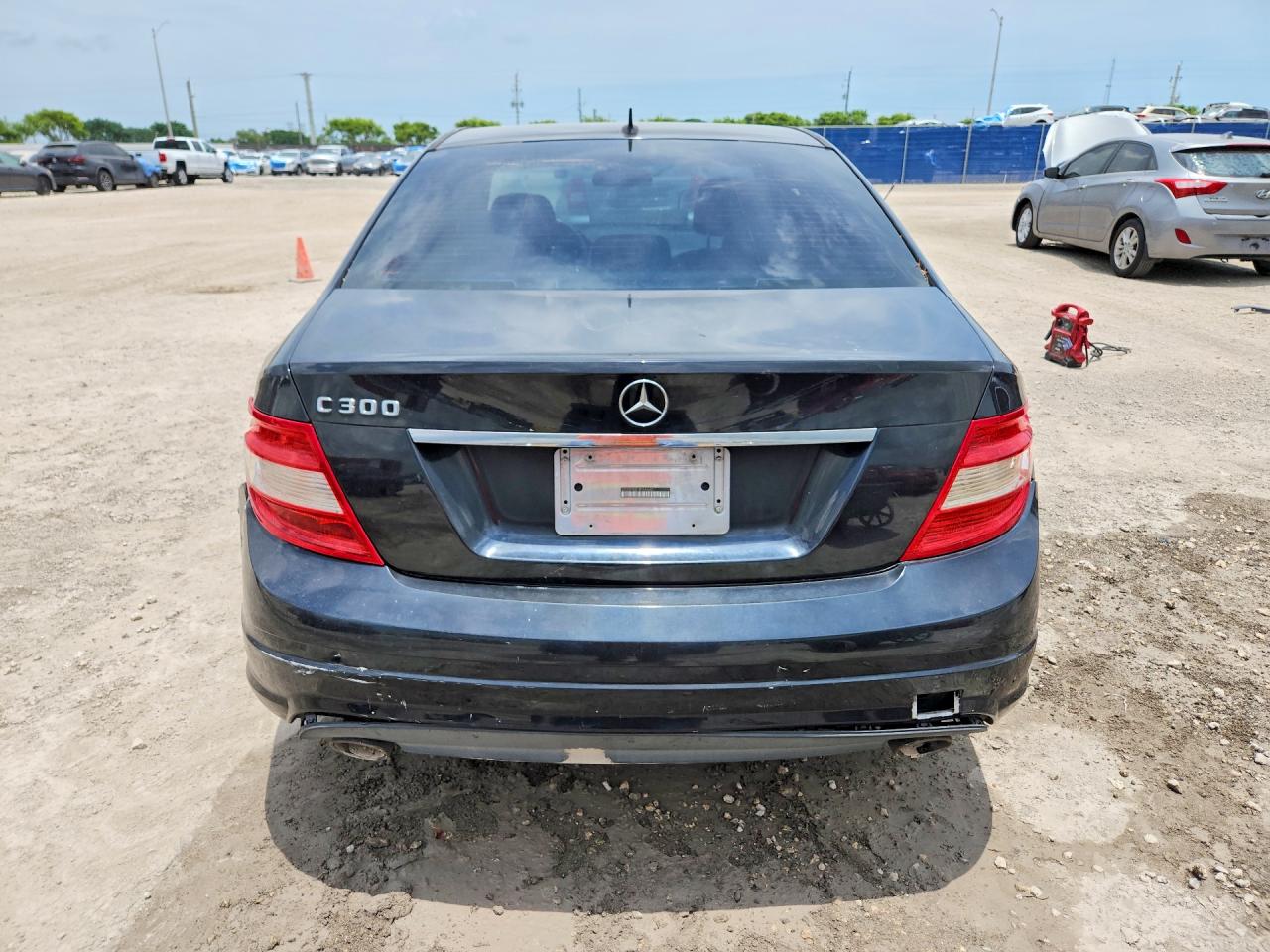 2011 Mercedes-benz C 300 Черный vin: WDDGF5EB1BF644682