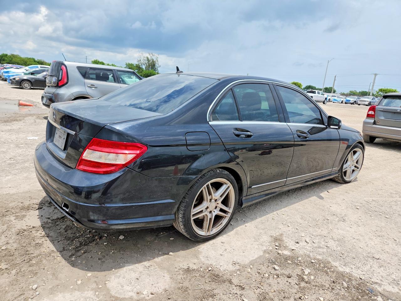 2011 Mercedes-benz C 300 Черный vin: WDDGF5EB1BF644682