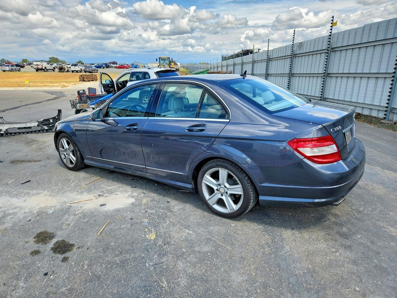 2011 Mercedes-benz C 300 Gray vin: WDDGF5EB1BR174877