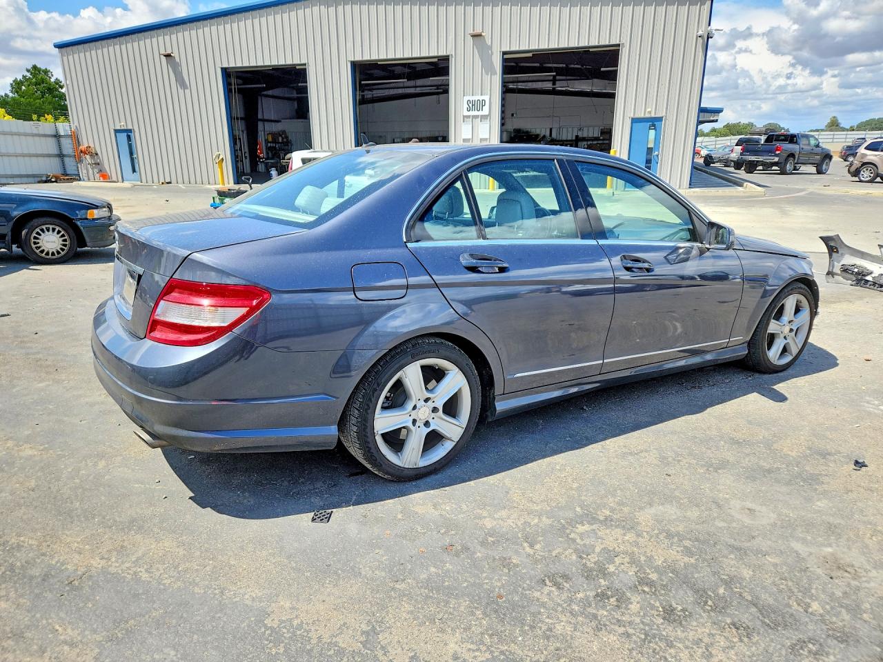 2011 Mercedes-benz C 300 Gray vin: WDDGF5EB1BR174877