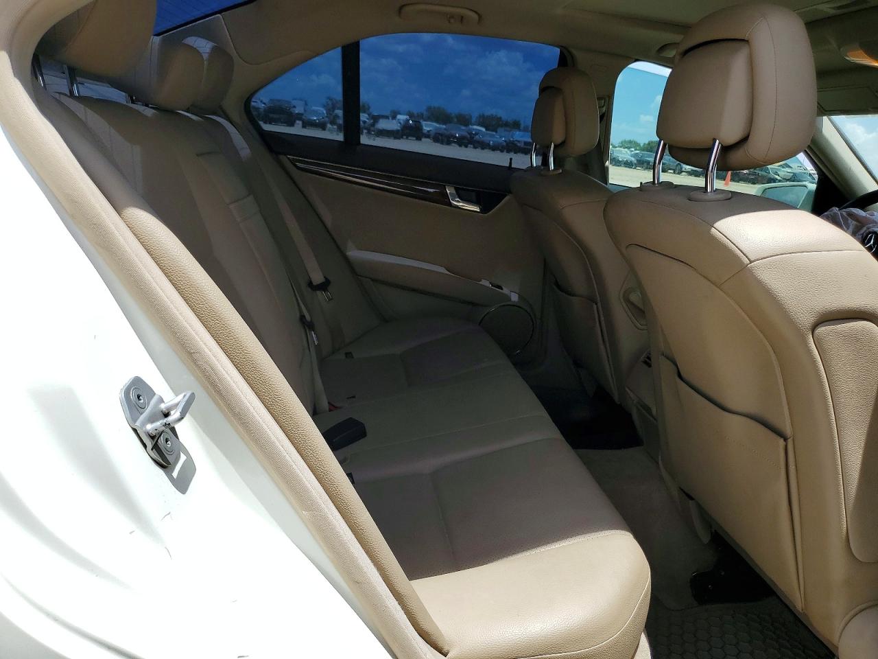 2011 Mercedes-benz C 300 White vin: WDDGF5EB1BR182655