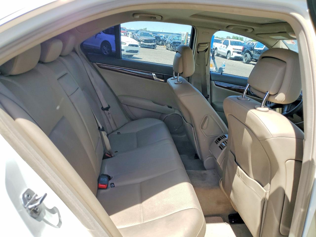 2010 Mercedes-benz C 300 Белый vin: WDDGF5EB2AF360721