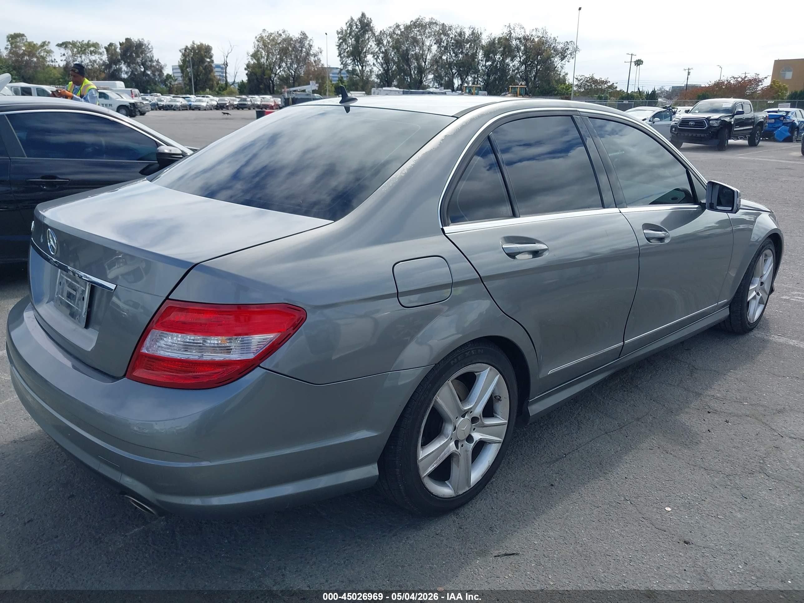 2011 Mercedes-benz C 300 Luxury/sport Silver vin: WDDGF5EB2BA466326