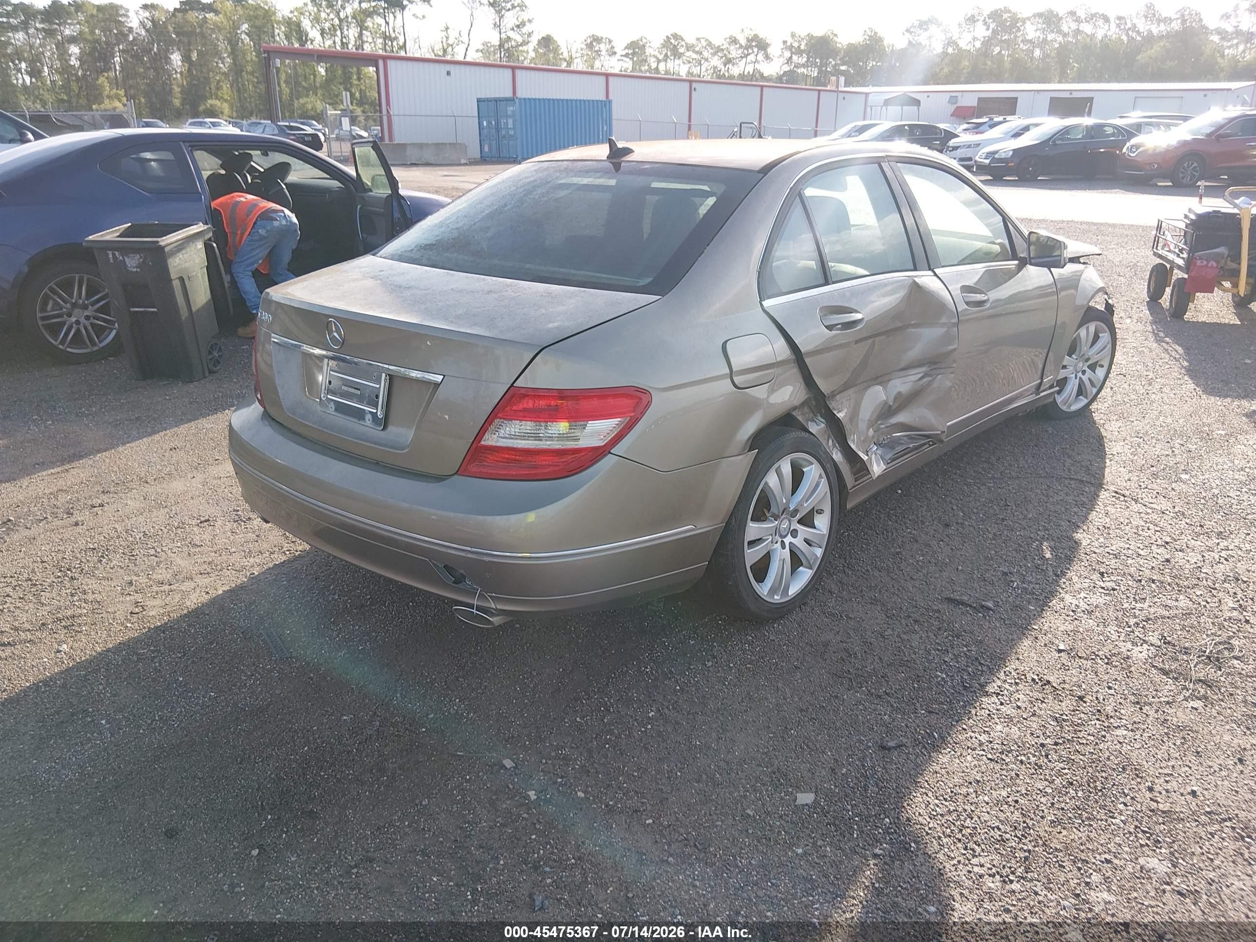 2011 Mercedes-benz C 300 Beige vin: WDDGF5EB2BA466455