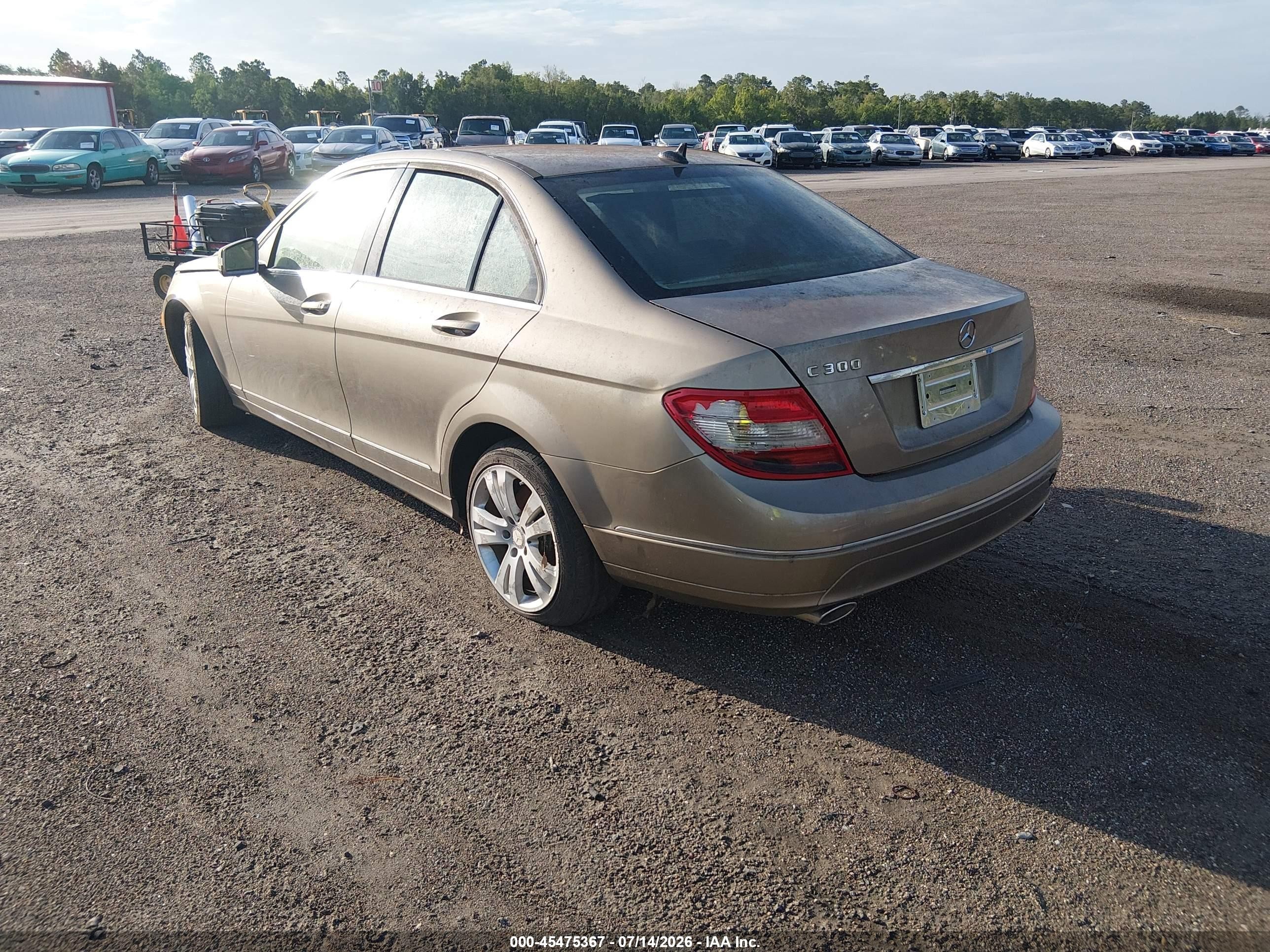 2011 Mercedes-benz C 300 Beige vin: WDDGF5EB2BA466455