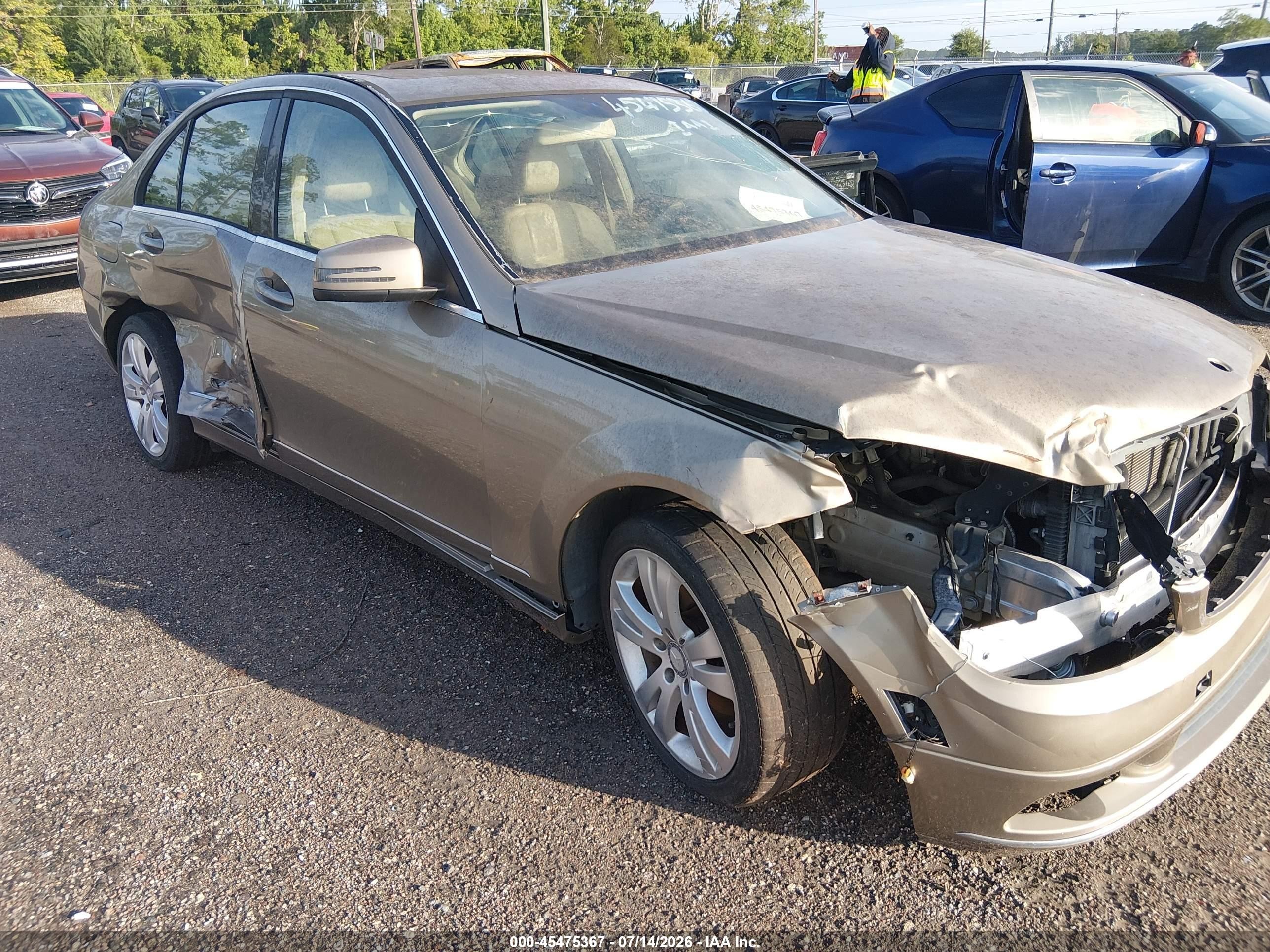 2011 Mercedes-benz C 300 Beige vin: WDDGF5EB2BA466455