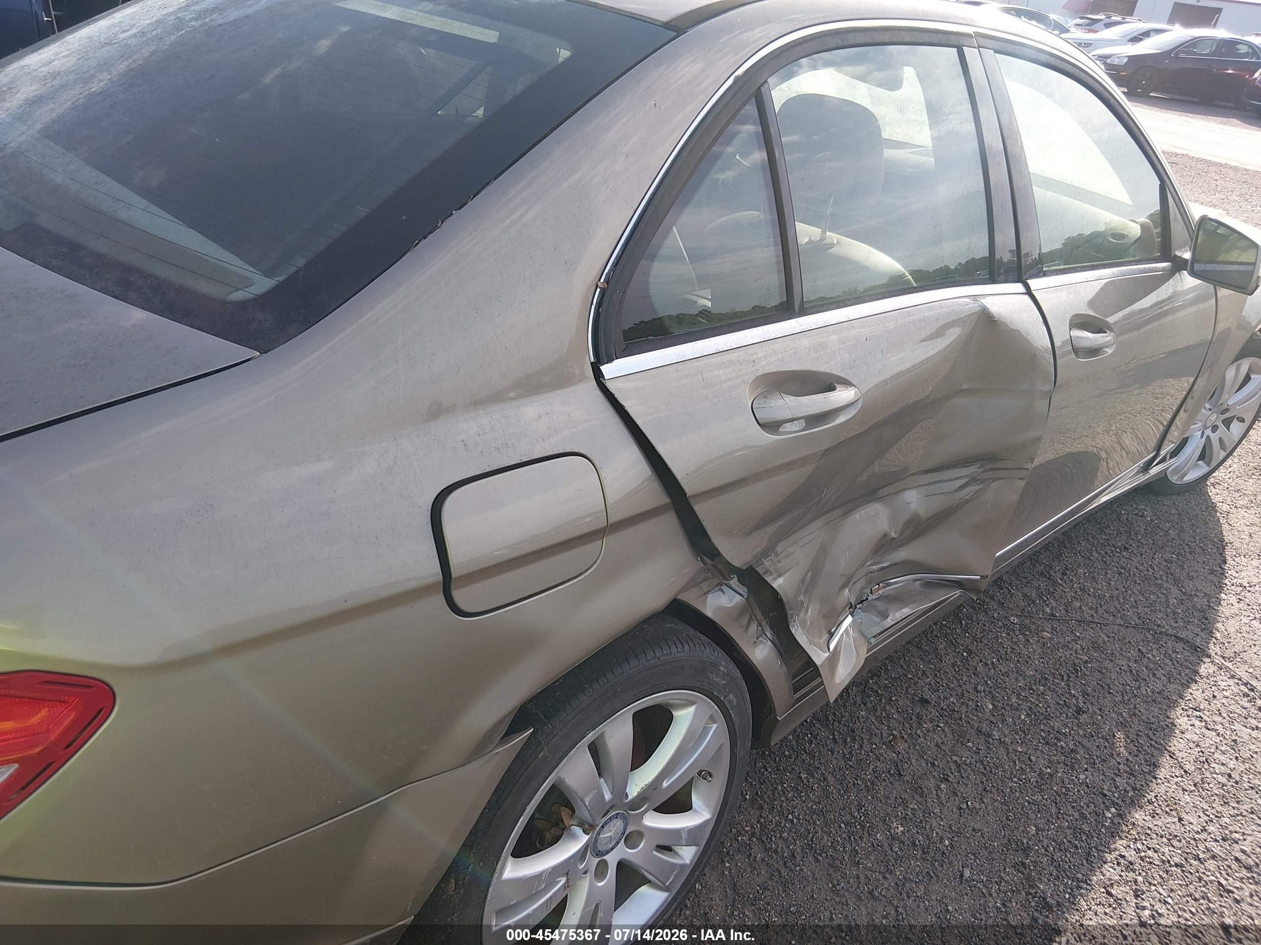 2011 Mercedes-benz C 300 Beige vin: WDDGF5EB2BA466455