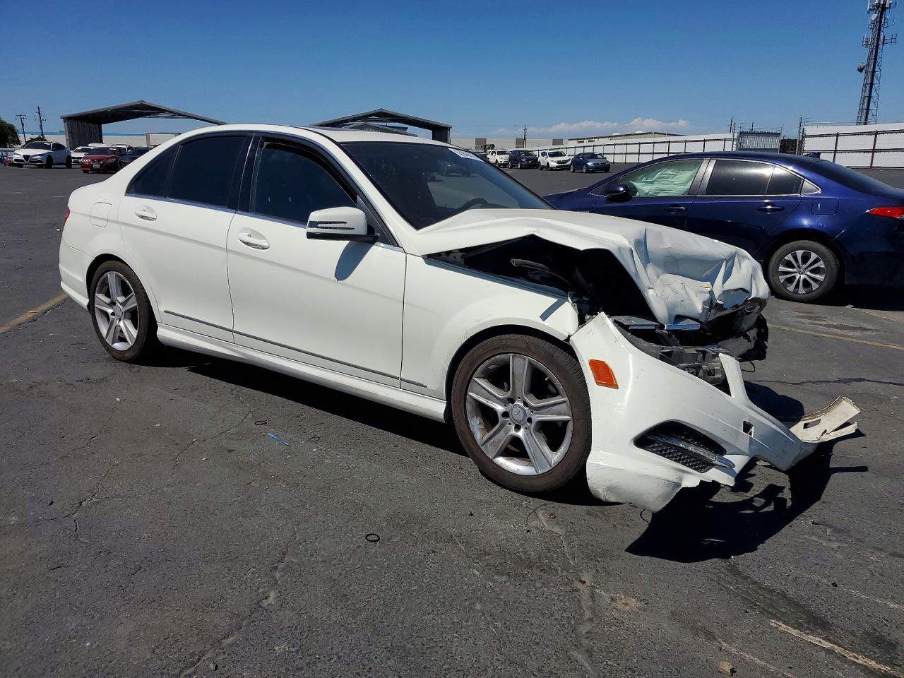 2011 Mercedes-benz C White vin: WDDGF5EB2BA515749