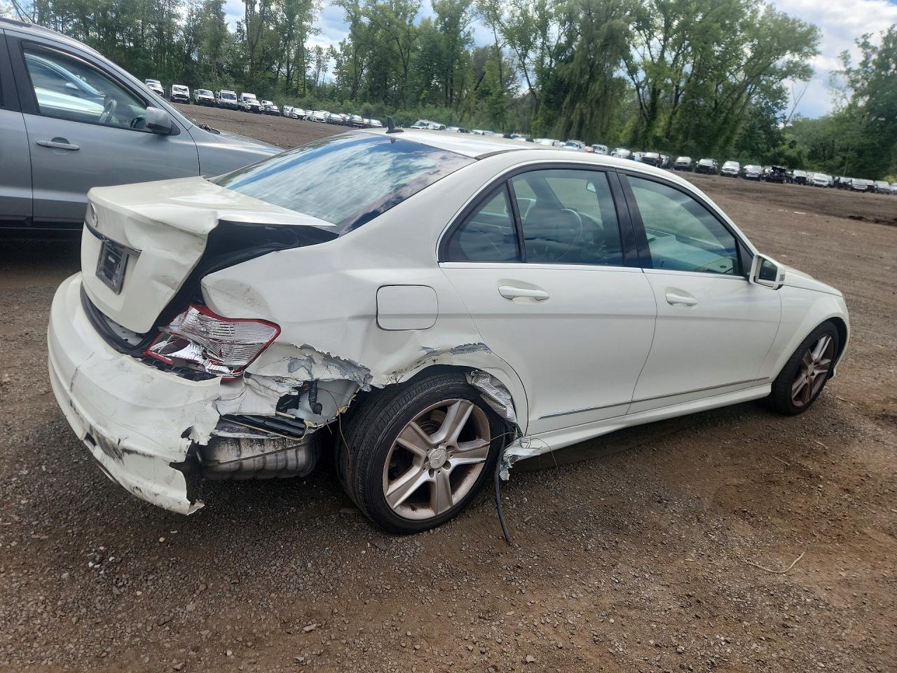 2011 Mercedes-benz C 300 White vin: WDDGF5EB2BA516190
