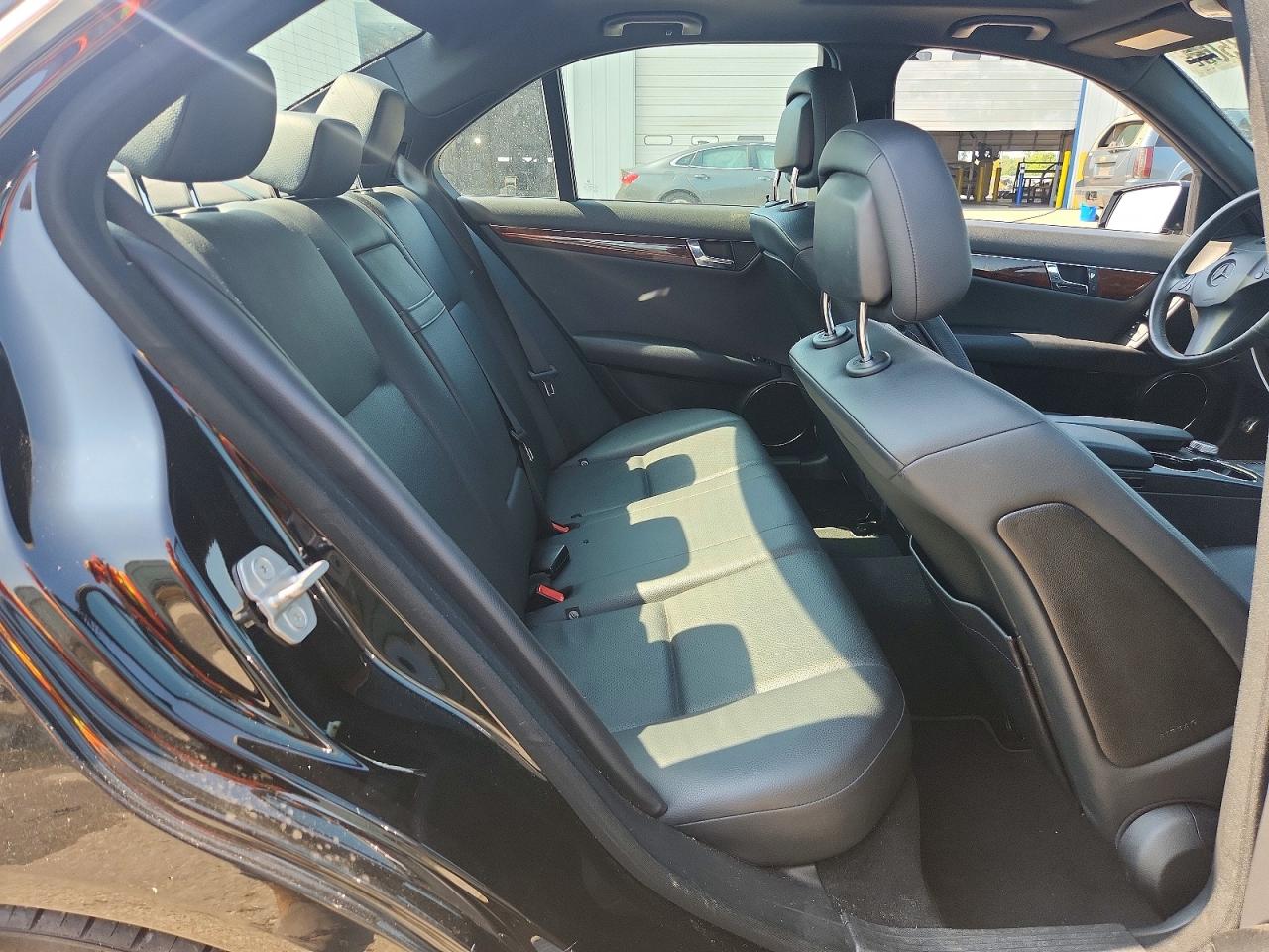 2011 Mercedes-benz C 300 Черный vin: WDDGF5EB2BA522054